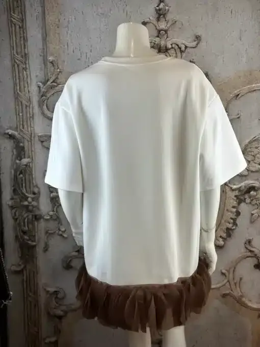 Entdecke das stylische, weiße Oversize-T-Shirt mit braunem Rüschenabschluss - kombiniere es trendig zu deinem Pearl Vision Sweatshirt!.