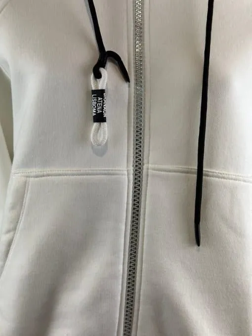 Hol dir den modernen Crystal Lips Hoodie: weißer Zipper, coole schwarze Kordeln, stylischer Tag und dezenter Rosenakzent für deinen Look.