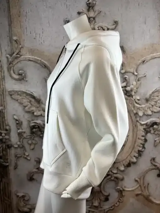 Erlebe deinen Style: Der weiße Crystal Lips Hoodie mit edlem Rosen-Design setzt dich im modernen Look trendig in Szene.