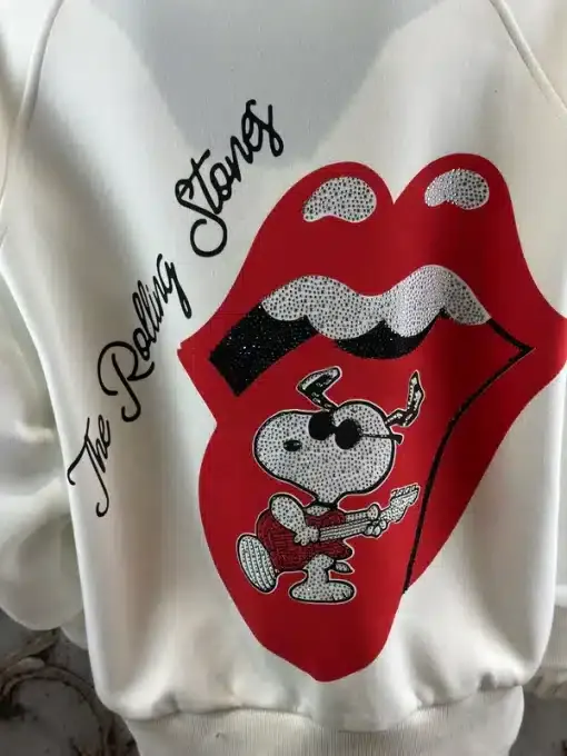 Hol dir den coolen Crystal Lips Hoodie mit kultigem Rolling Stones Logo und Snoopy als Gitarrist - dein stylisches Must-have!.