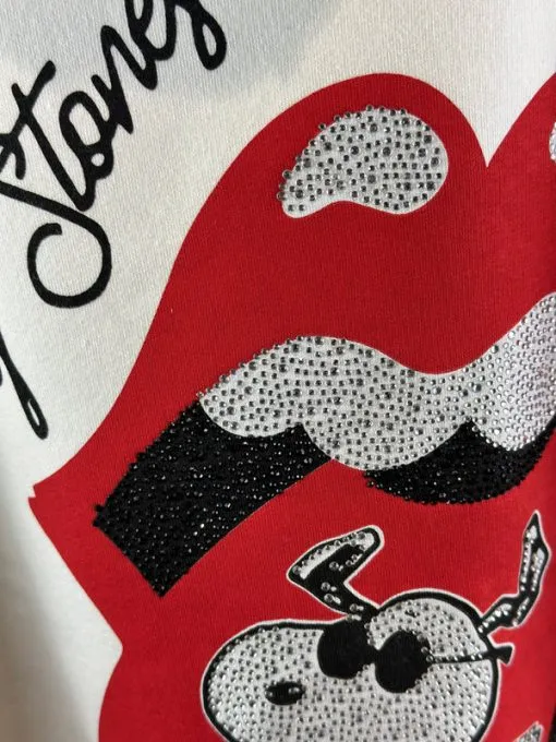 Entdecke dein Statement-Stück: Funkelnde Lippen und Zunge im Rolling-Stones-Stil, kombiniert mit modernem Rosen-Design.