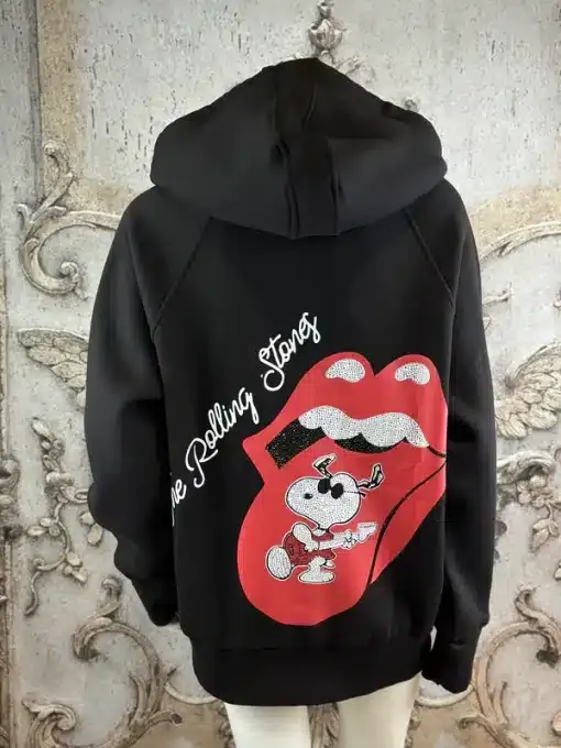 Entdecke deinen Stil: Schwarzer Hoodie mit rotem Crystal Lips Logo, Snoopy an der Gitarre und Rosen-Design - auffällig & modern!.