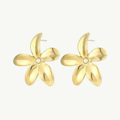 Entdecke mit den Aurelia Blossom Ohrringen goldene Blüten mit zartem Perlencenter - dein perfektes Statement-Piece!.