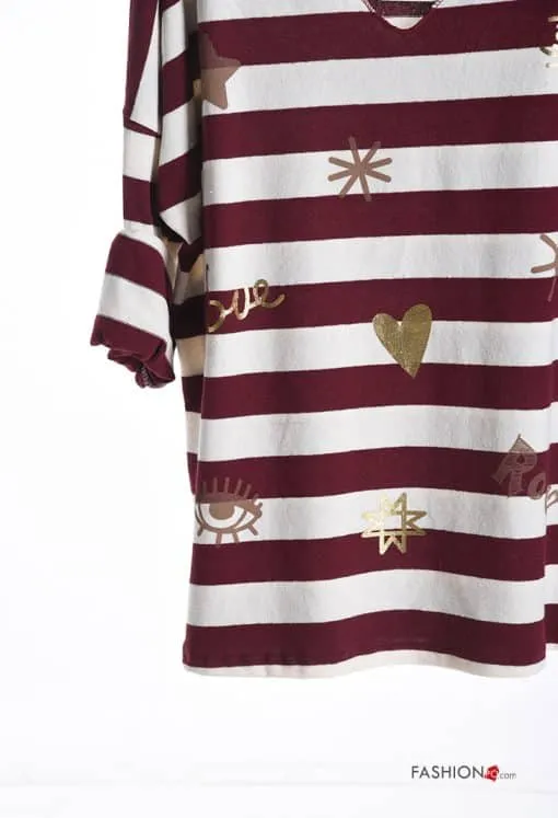 Mit diesem modernen Shirt mit maro-weißen Streifen und goldenen Herz-, Augen- und Sternmotiven setzt du ein Statement.