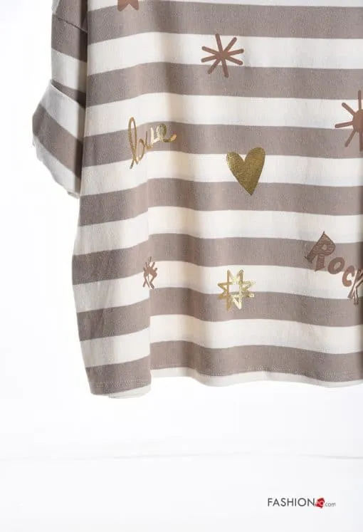 Zieh dir dieses beige-weiße Streifenshirt mit goldenen Herzen, Sternen und den Prints 