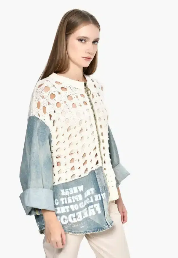 Extravagante Denim Zip Jacke: Strickmuster und Denim-Details für einen urbanen Look. Einzigartige Damenjacke mit Reißverschluss.