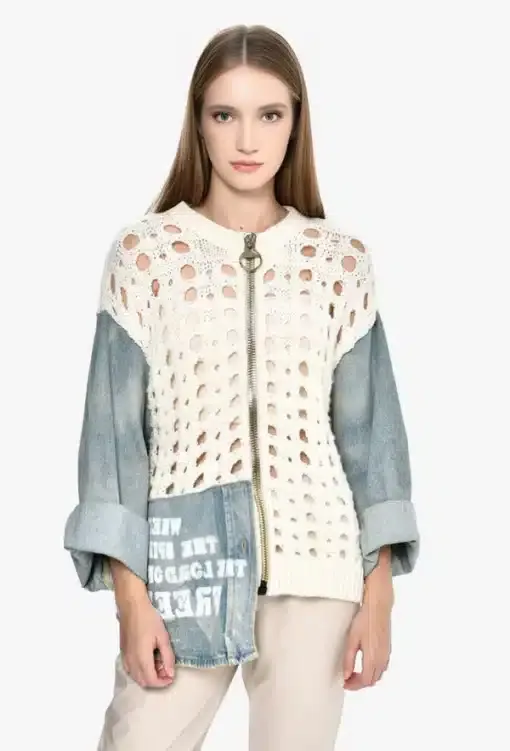 Entdecke deinen Style mit der Urban Knit Denim Zip Jacke - kremple die Ärmel und setze ein modisches Statement vor weißem Hintergrund.