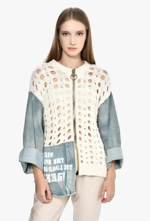 Entdecke deinen Style mit der Urban Knit Denim Zip Jacke - kremple die Ärmel und setze ein modisches Statement vor weißem Hintergrund.