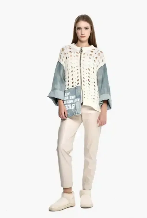 Stell dir vor, du trägst die Urban Knit Denim Zip Jacket mit trendigen Crochet-Details, lässiger Hose und stylischen Cream Shoes!.