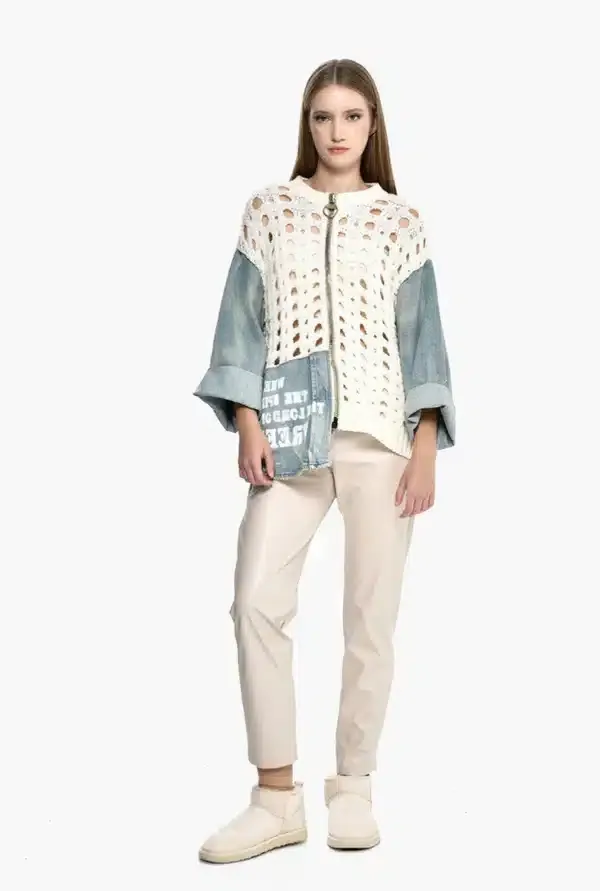 Urbane extravagante Denim-Zip-Jacke: Model trägt gehäkelte Jacke mit Denim-Details, helle Hose und Stiefel.