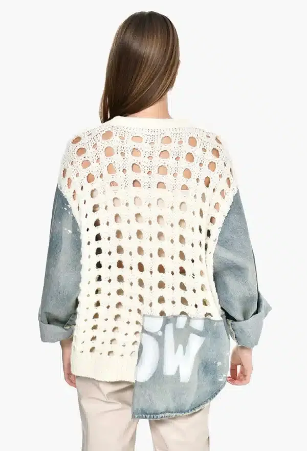 Extravagante Denim Zip Jacke: Strickoberteil mit Löchern und Jeansärmeln. Urbaner Style hinten.