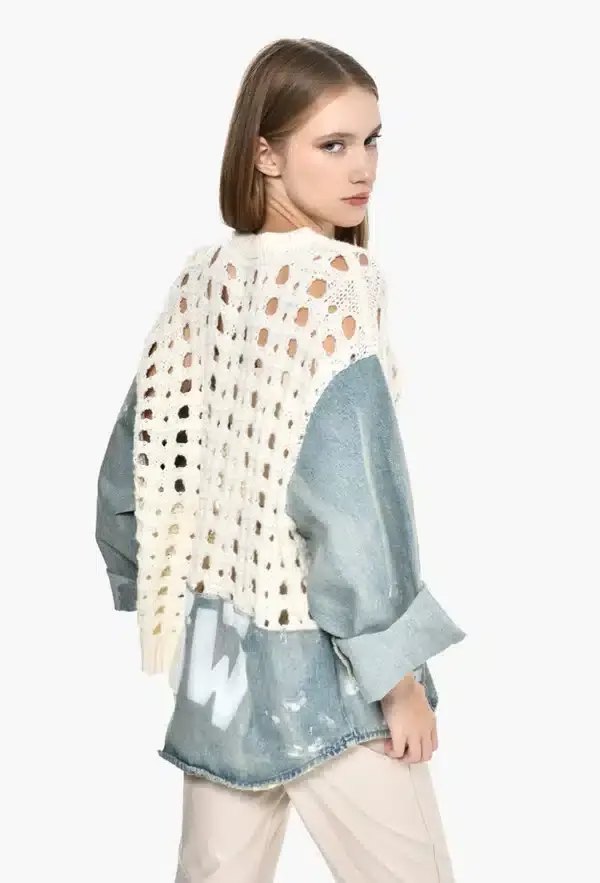 Extravagante Denim Zip Jacke: Damenmode mit Strickdetails und einzigartigem Design. Urbaner Look für individuelle Styles.