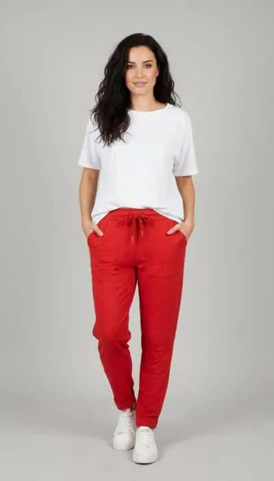 Entdecke deinen neuen Look: Du trägst ein weißes Shirt, Sneaker und die Uni 