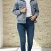 Erlebe deinen modernen Look: In der Denim Floral Dream Jeansjacke, weißem Shirt, Jeans und weißen Sneakern strahlst du pure Lebensfreude aus.