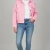 Du strahlst in deiner pinken Jacke, weißen Sneakern und Jeans - modern, stylisch und voller Selbstbewusstsein.