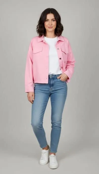 Du strahlst in deiner pinken Jacke, weißen Sneakern und Jeans - modern, stylisch und voller Selbstbewusstsein.