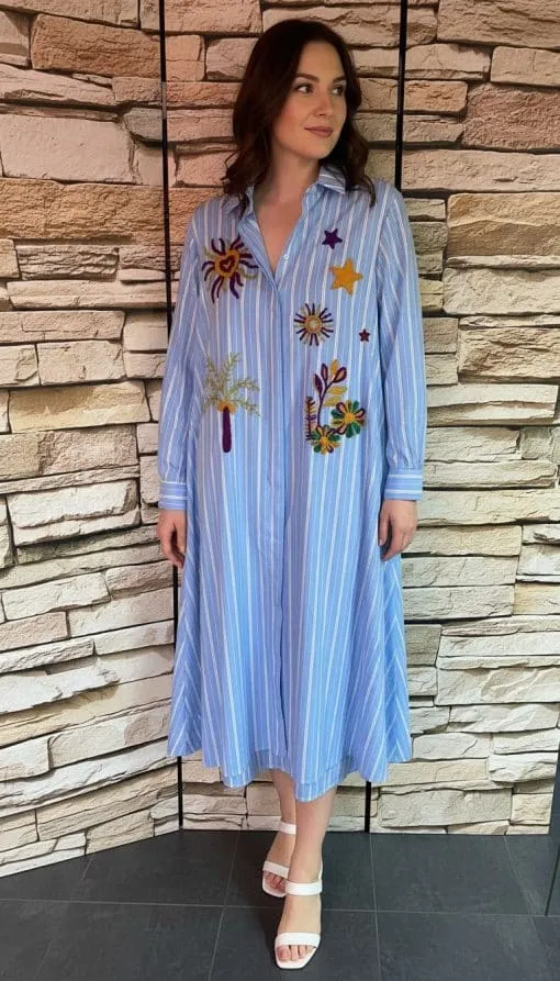 Erlebe den sommerlichen Look: Trage das geblümte Streifenkleid, weiße Sandalen & dein LOVE Sweatshirt locker über die Schultern.