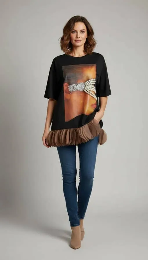 Strahle in blauer Jeans, beigen Boots und dem trendigen Pearl Vision Sweatshirt mit verspieltem Rüschen-Saum - dein Style-Statement!.