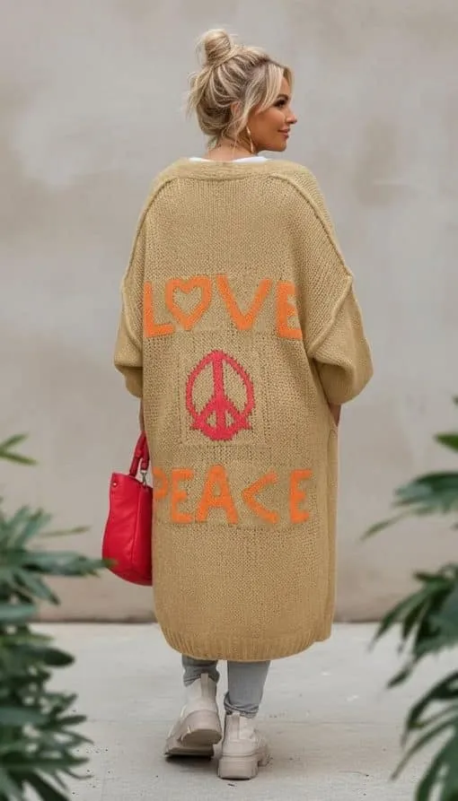 Erlebe den Love & Peace Cardigan: Dein beiger Eyecatcher mit leuchtenden orange-pinken Statements, perfekt zu frischem Grün.