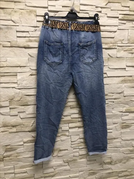 Entdecke deine neuen Lieblingsjeans: Style mit Tigerprint-Bund, trendigen Umschlägen und coolen Backpockets am Haken für dich!.