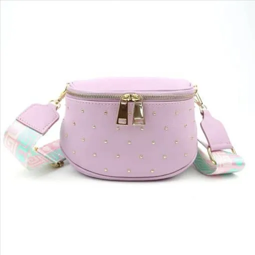 Entdecke deine neue Trendtasche: Hellvioletter Hingucker mit goldfarbenem Reißverschluss und breitem Pastellriemen!.