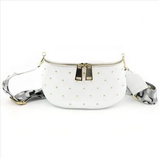 Setze ein Statement mit deiner weißen Crossbody-Bag! Goldene Reißverschlüsse und stylischer Schwarzweiß-Gurt inklusive.