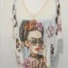 Mit diesem Shirt setzt du ein Statement: Eine Frau mit Sonnenbrille, Blumen im Haar und trendigem Leo-Print - einfach auffallen!.