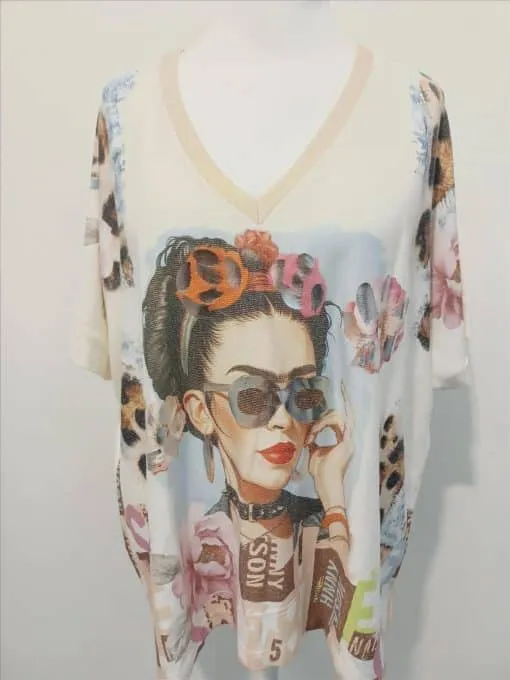 Mit diesem Shirt setzt du ein Statement: Eine Frau mit Sonnenbrille, Blumen im Haar und trendigem Leo-Print - einfach auffallen!.