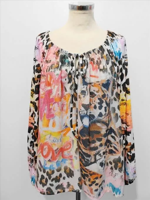 Verleihe deinem Look das gewisse Etwas mit der STATEMENT Tunikabluse 2tlg.-stylish im coolen Graffiti- und Leo-Mix am Model.