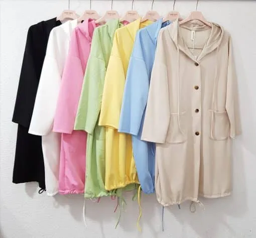 Entdecke die Seven Butterfeel Premium Jacke: In sieben Trendfarben wartet dein neues Lieblingsstück auf dem Kleiderständer auf dich!.