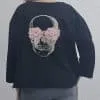 Zieh das Gothic Blossom Shirt an: Ein schwarzes Tee mit coolem Totenkopf am Rücken und pinken Stoffblumen über den Augen!.