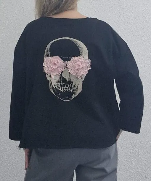 Zieh das Gothic Blossom Shirt an: Ein schwarzes Tee mit coolem Totenkopf am Rücken und pinken Stoffblumen über den Augen!.