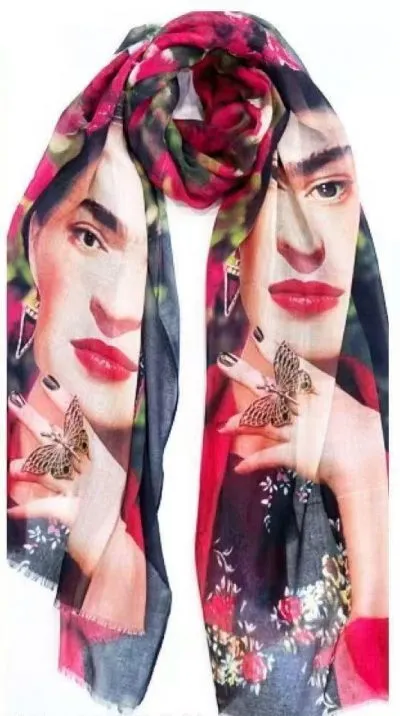 Home Erlebe mit dem Floral Drama Schal knallige Farben, Frida Kahlos Porträt und einen Schmetterling auf ihrer Hand - ein Must-have!.