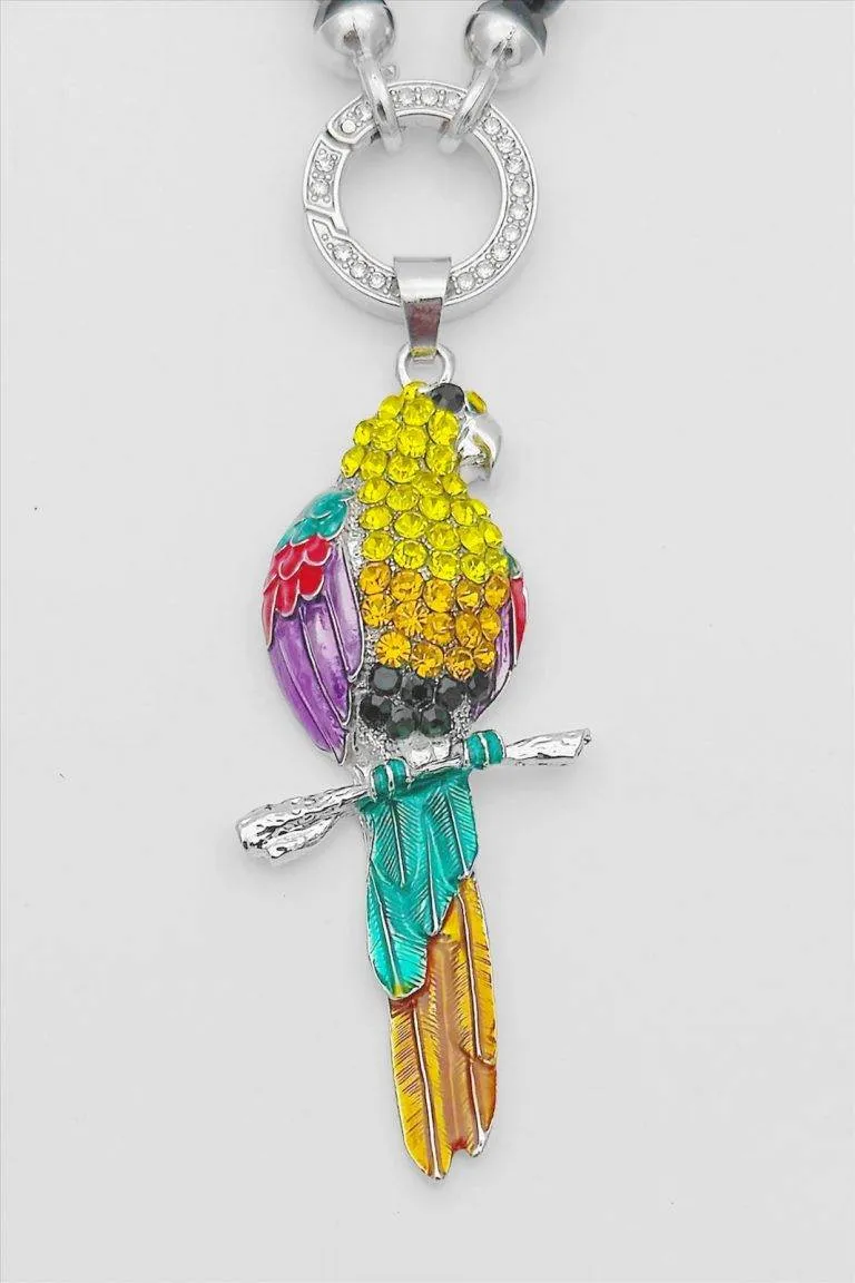 Papagei Wechsel Anhänger: Bunter Ara auf Ast, Schmuckanhänger mit Strass, modisch und auffällig.