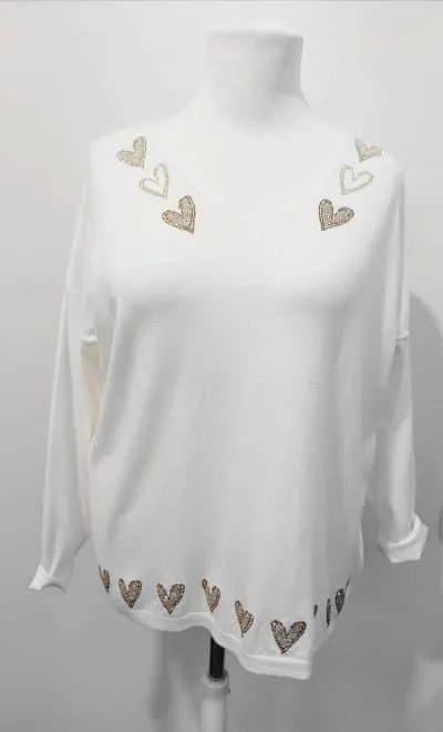Home Verleihe deinem Look einen Hauch Romantik mit dem weißen Amour V-Pullover und goldenen Herzchen-Details.