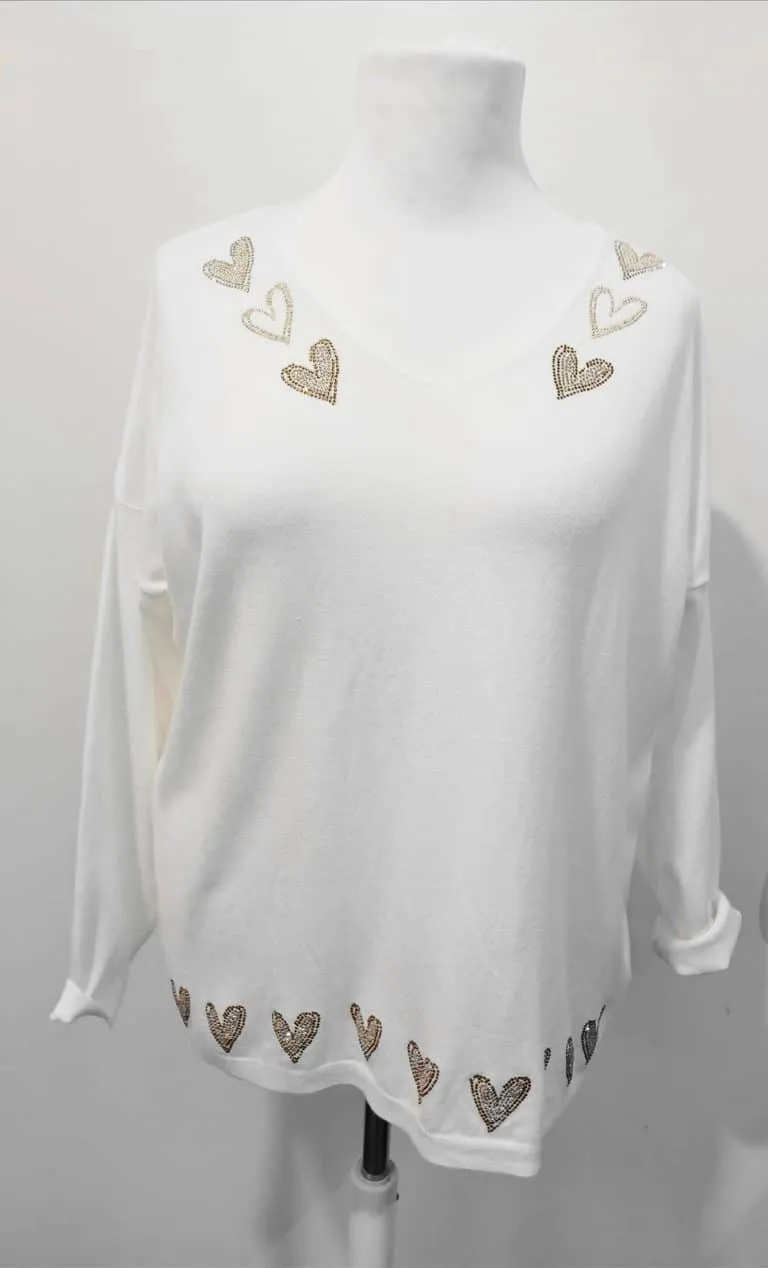 Verleihe deinem Look einen Hauch Romantik mit dem weißen Amour V-Pullover und goldenen Herzchen-Details.