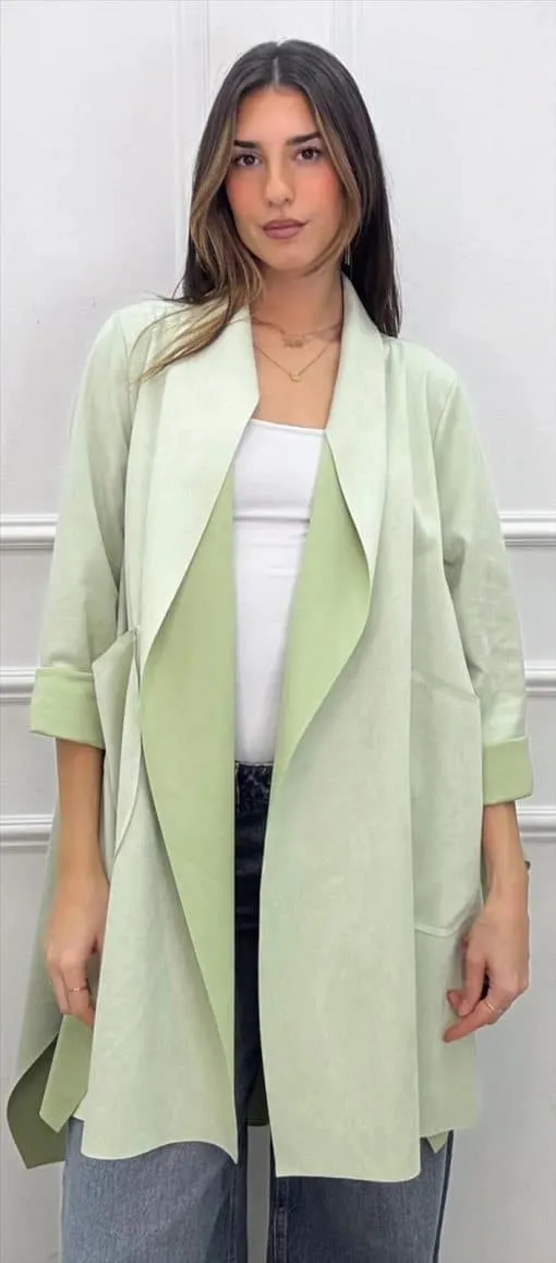 Du trägst ein mintgrünes Cardigan über weißem Shirt und Jeans - frisch, modern und bereit für deinen stylischen Auftritt.