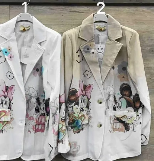 Entdecke deinen Disney-Style: Zwei stylische Minnie-Mood-Blazer in Weiß und Beige warten an der Wand auf dein Fashion-Statement!.