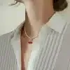 Trage die Cherry Pearl Kette zu deiner weißen Bluse und setze mit stilvollen Perlen und verspielten Kirsch-Anhängern ein Statement.