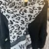 Hol dir den Wild Life Schal im angesagten Leopard-Print - ultraweiche Viskose, lässig über deinem schwarzen Sweater gestylt!.