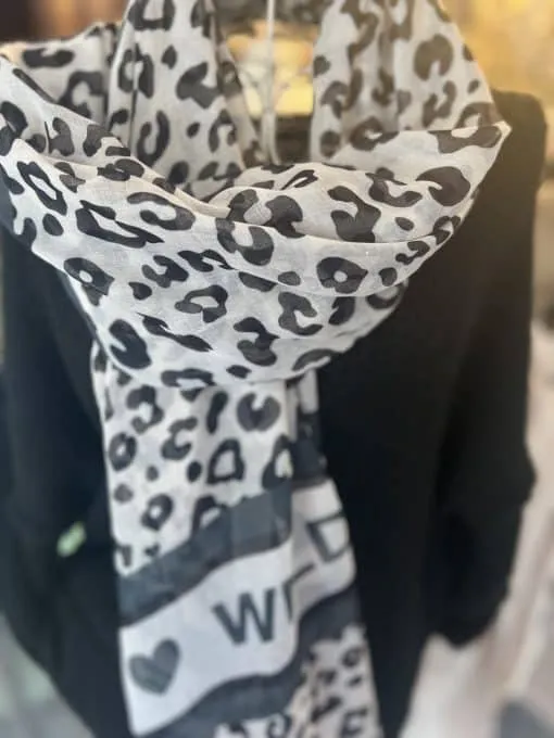 Hol dir den Wild Life Schal im angesagten Leopard-Print - ultraweiche Viskose, lässig über deinem schwarzen Sweater gestylt!.