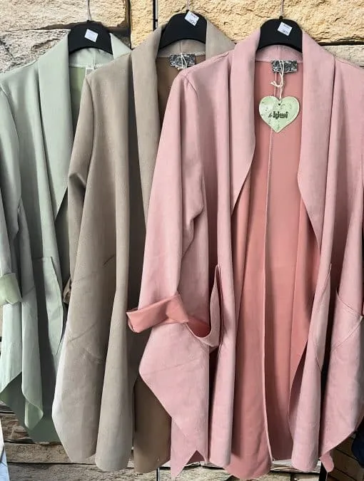 Entdecke deinen neuen Style mit diesen modernen, offenen Jacken in Grün, Beige und Pink - perfekt für deinen Look!.