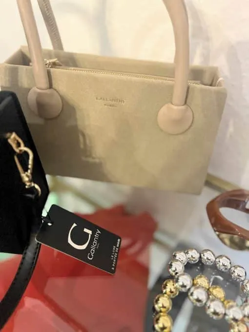 Entdecke deine neue beige PARISIAN Handtasche mit elegantem Galleria-Tag und edlem, silber-goldenem Perlenarmband!.