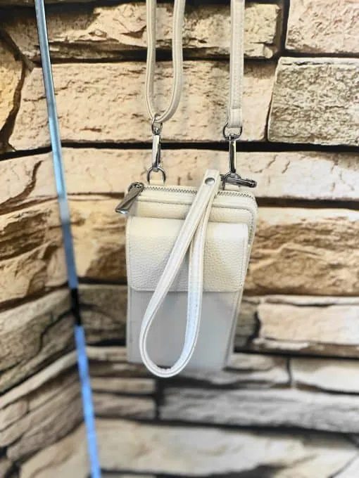 Hol dir den modernen Look: Deine weiße Crossbody-Bag mit stylischer Handschlaufe vor trendiger Steinoptik wartet auf dich!.