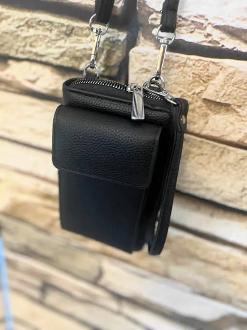 Entdecke deinen neuen Stil: Diese schwarze Leder-Crossbody-Bag mit Zipper und Klappentasche setzt an jeder Wand ein Statement.