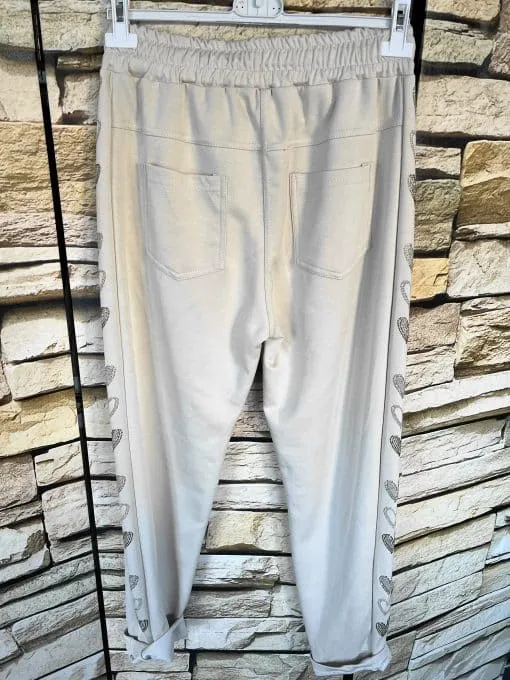 Mit diesen beigen Jogger Pants mit angesagten Herz-Details bist du stylish unterwegs - perfekt für deinen modernen Look!.