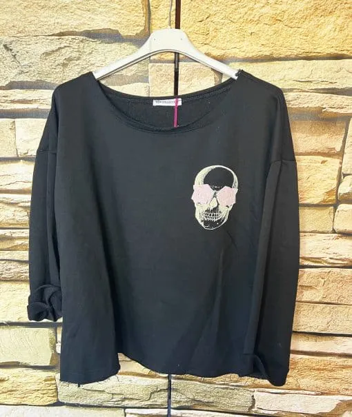 Hol dir das Gothic Blossom Shirt - ein schwarzes Longsleeve mit coolem Skull und pinker Sonnenbrille vor stylischer Steinwand.