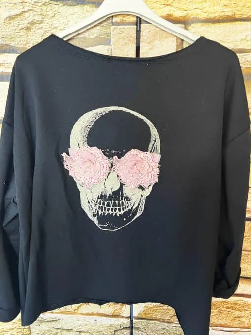 Setz ein Statement mit dem Gothic Blossom Shirt: Schwarzes Shirt, Totenkopf-Print und pinke Spitzenblüten - dein edgy Must-have!.