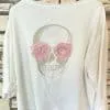 Entdecke das angesagte Gothic Blossom Shirt in Weiß mit auffälligem Totenkopf-Motiv - dein modernes Style-Statement!.