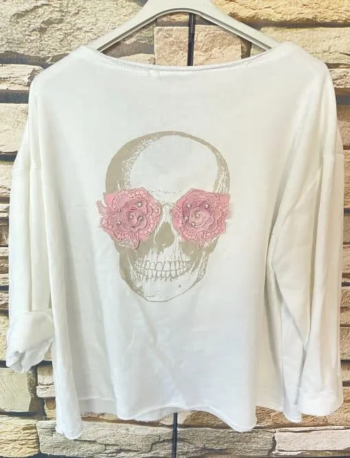 Entdecke das angesagte Gothic Blossom Shirt in Weiß mit auffälligem Totenkopf-Motiv - dein modernes Style-Statement!.